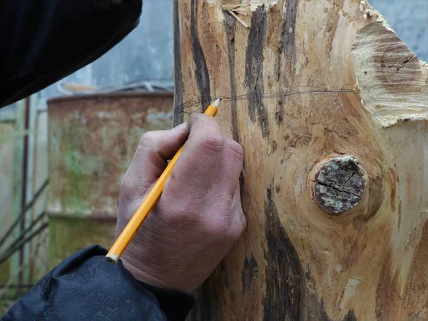 Ręka Mężczyzny Rysuje Linię Ołówkiem Powierzchni Litego Drewna Wyraźnej Nierównej — Zdjęcie stockowe