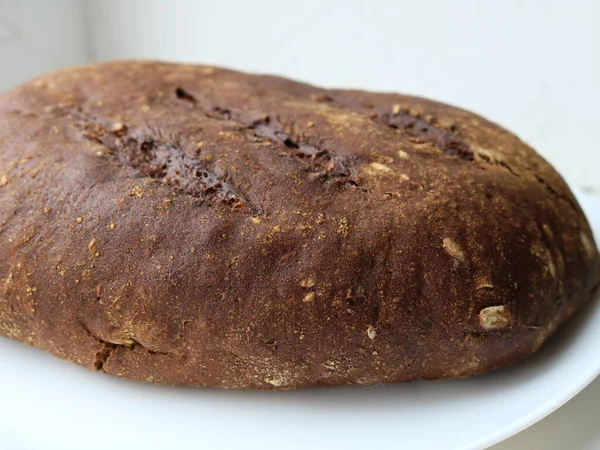 Bochenek Świeżego Chleba Żytniego Białej Powierzchni Pozbawiony Ostrości Wokół Krawędzi — Zdjęcie stockowe