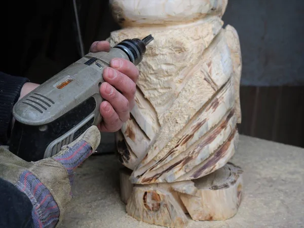 Perforazione Artistica Legno Maestro Ritaglia Contorni Una Figura Materiale Legno — Foto Stock