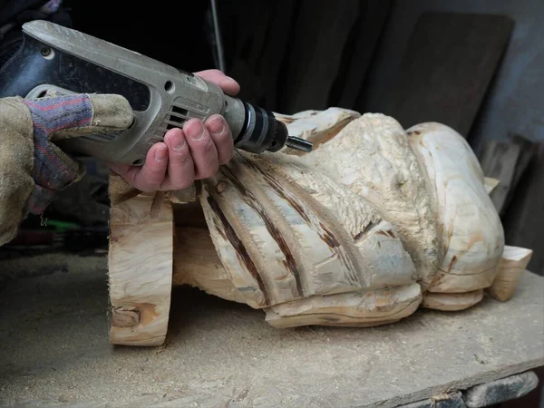 Schneiden Von Linien Durch Bohren Auf Einer Holzstatue Während Der — Stockfoto