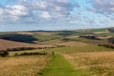Sussex 'te Güney Downs Yolu' nda bir patikaya bakıyorum, Brighton sahilinde, uzak mesafede.