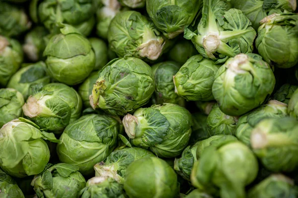 Pełna Fotografia Ramki Brussel Sprouts Sprzedaż Straganie Rynku — Zdjęcie stockowe