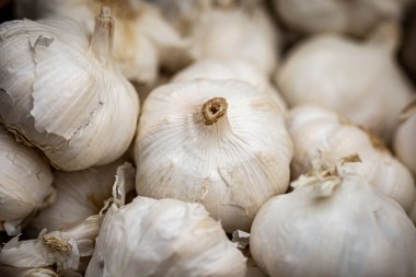 Bir markette satılık sarımsak ampullerinin tam kare fotoğrafı.