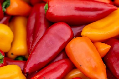 Canlı kırmızı biberlerin tam çerçeve fotoğrafı.