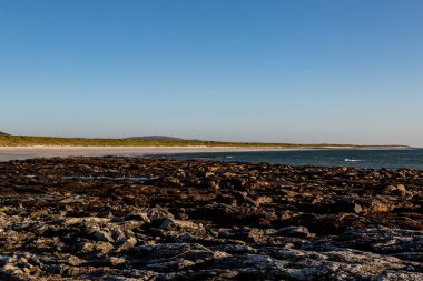 Batı Adaları 'ndaki Güney Uist adasında ücra bir sahil.