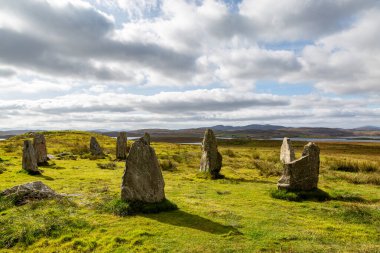 Hebrides 'teki Calanais' de geniş bir araziye bakıyorum.
