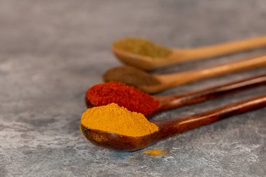 Kaşıklar üzerinde canlı baharat tozları dizilimi