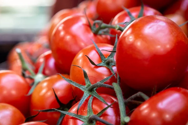 Markette canlı kırmızı domatesler