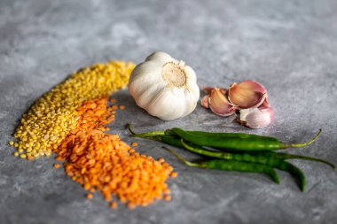 Sarımsaklı biber ve mercimek ile gri bir arka plan.