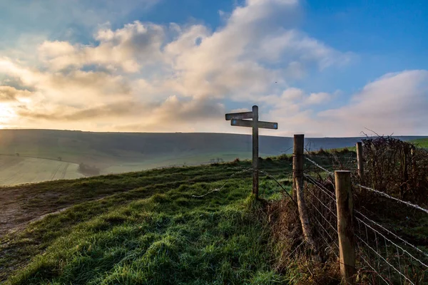 Ocak sabahı sisli bir South Downs manzarası
