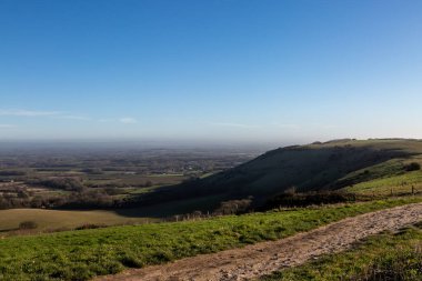 Güney Downs Yolu boyunca Sussex 'teki Ditchling Beacon' a bakıyorum.