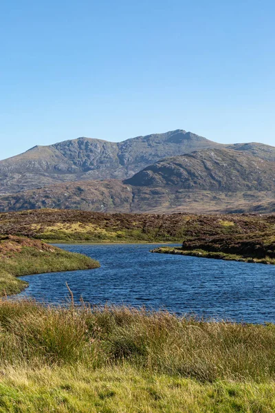 Loch Druidibeag Hebrydowej Wyspie Południowej Uist Górami Plecami — Zdjęcie stockowe