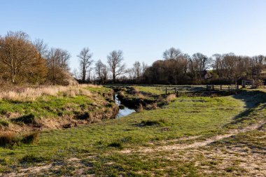 Sussex 'te Alfriston yakınlarındaki Cuckmere Nehri' nin mavi gökyüzü manzarası.