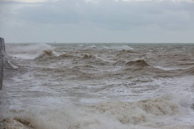 Sussex Sahilinde Çarpışan Dalgalar