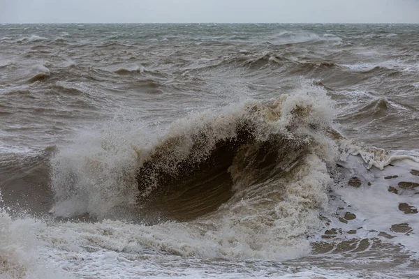 Sussex Sahilinde Çarpışan Dalgalar — Stok fotoğraf