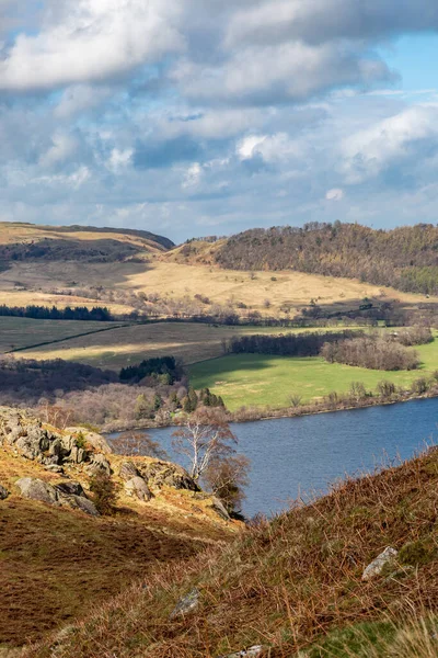 Göl Bölgesi 'nde Ullswater' a doğru bir manzara