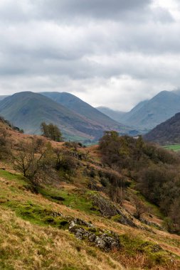 Bulutlu bir günde Göldeki Dağlar