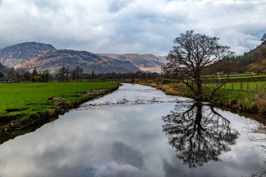 Cumbria 'daki Patterdale yakınlarındaki dağların ve Goldrill Beck' in manzarası.