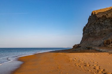 Güneşli bir yaz sabahında Balina Chine Sahili 'ndeki Wight Sahili' ne bakıyorum.