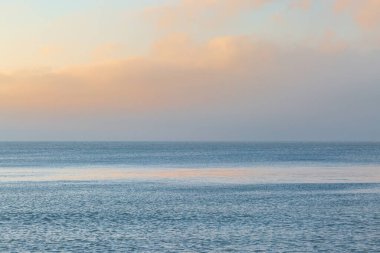 Sabahın ilk ışıklarıyla okyanusa bakıyorum.