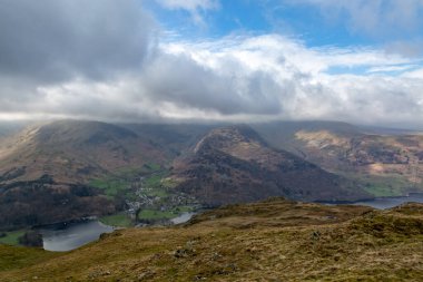 Ullswater 'a bakan bir Cumbrian dağı manzarası