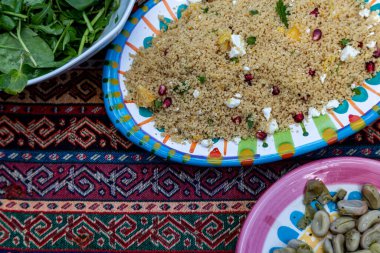 Yaz partisi için masada tabaklar dolusu yemek.