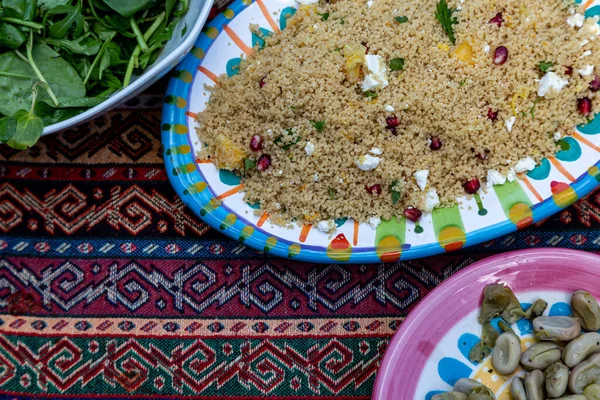 Yaz partisi için masada tabaklar dolusu yemek.