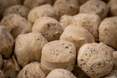 Bir kuş besleyicisi için bol şekerli toplar.