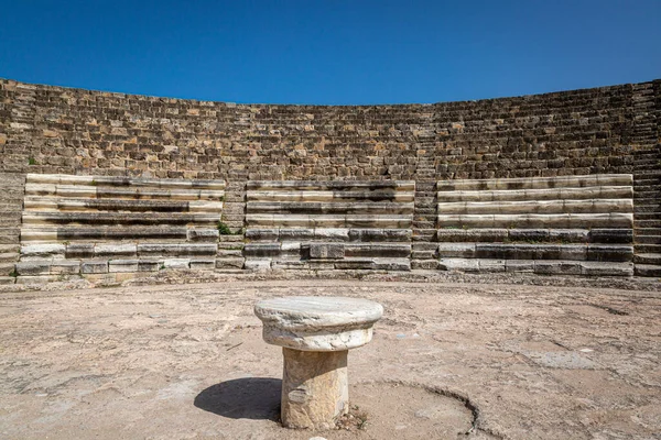 Starożytny Amfiteatr Salamis Cyprze Północnym Błękitnym Niebem Nad Głową — Zdjęcie stockowe