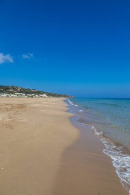 Kıbrıs adasındaki Golden Beach 'in sahil şeridine bakıyorum.