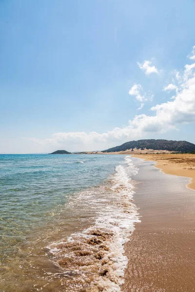 Kıbrıs Taki Karpas Yarımadası Boyunca Uzanan Huzurlu Altın Plaj Manzarası — Stok fotoğraf