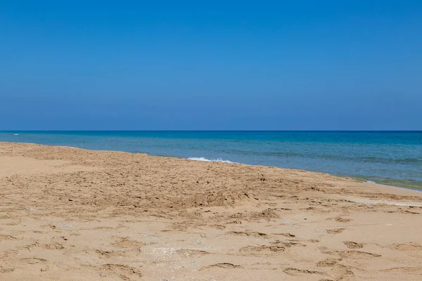 沿着沙滩眺望北塞浦路斯的金色海滩 — 图库照片