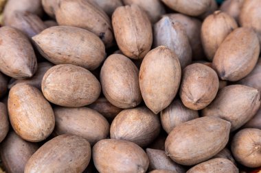 Piyasada satılık cevizlere bakıyorum.