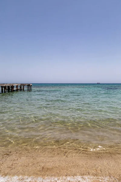 阳光灿烂的塞浦路斯萨拉米斯海滩 — 图库照片