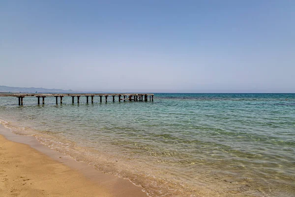 阳光灿烂的塞浦路斯萨拉米斯海滩 — 图库照片