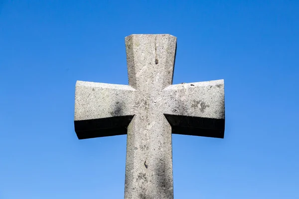 Une Croix Pierre Dans Cimetière Avec Ciel Bleu Derrière — Photo