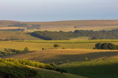 Sussex 'teki Ditchling Beacon' dan güneşli bir yaz akşamında manzara