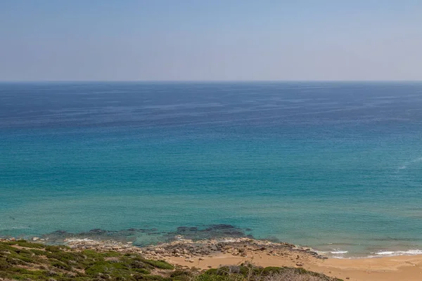 从金海滩上方俯瞰大海 在北塞浦路斯卡帕斯半岛上 — 图库照片