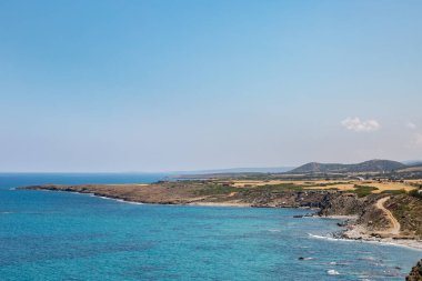 Kıbrıs 'taki Karpas Yarımadası' nın engebeli kuzey kıyısında mavi bir gökyüzü var.