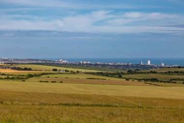 Güneşli bir yaz gününde Brighton 'a ve sahile doğru Güney Downs' a bakıyorum.