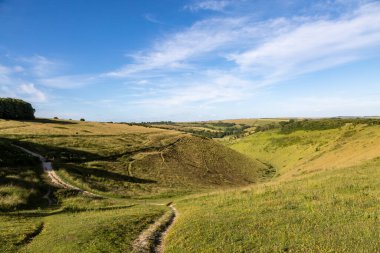Güneşli bir yaz gününde, İngiltere 'nin en derin kurak vadisinin tepesinden bir manzara.