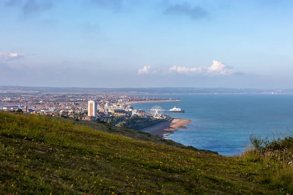 Uma Vista Cidade Eastbourne Costa Sussex Das Colinas Próximas — Fotografia de Stock