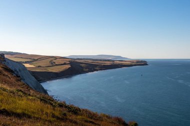 Güneşli bir yaz sabahında Wight Adası 'ndaki Compton Körfezi' ne bakıyorum.