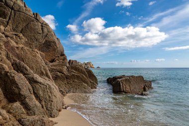 Güneşli bir günde, Cornwall, Porthcurno 'daki cennet plajı.