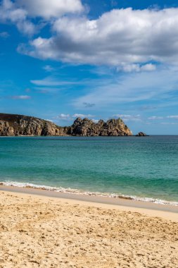 Cornwall 'un güney kıyısındaki Porthcurno' da kaya oluşumları ve kumlu plaj.