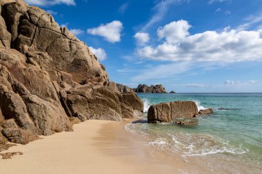Güneşli bir günde, Cornwall, Porthcurno 'daki cennet plajı.