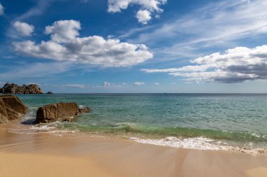 Güneşli bir günde, Cornwall, Porthcurno 'daki cennet plajı.