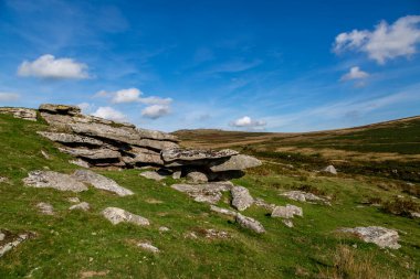 Güneşli bir Eylül gününde engebeli bir Dartmoor manzarası