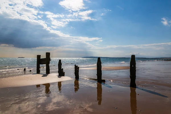 Een Verweerde Groyne Bij Camber Sands East Sussex Met Refelcties — Stockfoto