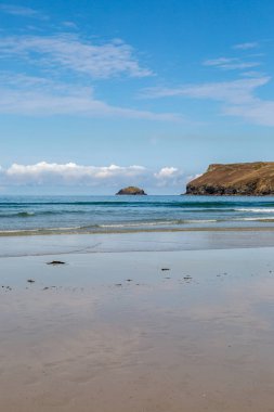 Kuzey Cornwall sahilindeki Polzeath 'daki kumlu plaj.